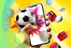 Simbol keamanan akun digital dengan gembok digital dan perlengkapan komputer modern